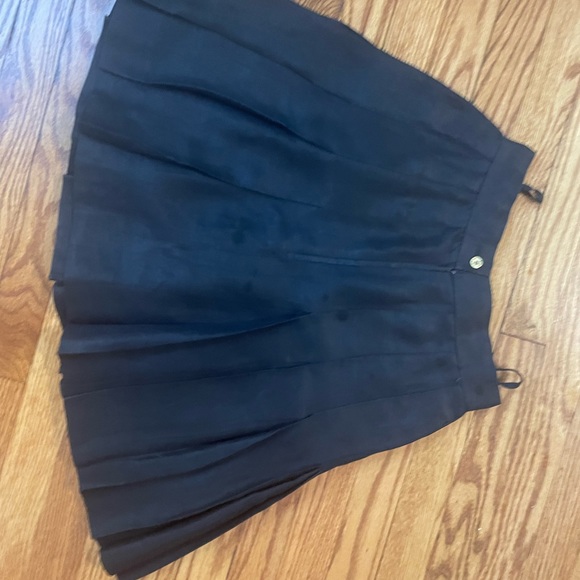 Vintage Black mini Chanel pleated skirt with gold buttons - Picture 4 of 7